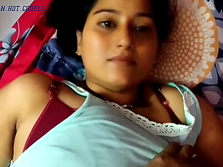 Indian bhabhi shares her pussy in a steamy teen sex video.